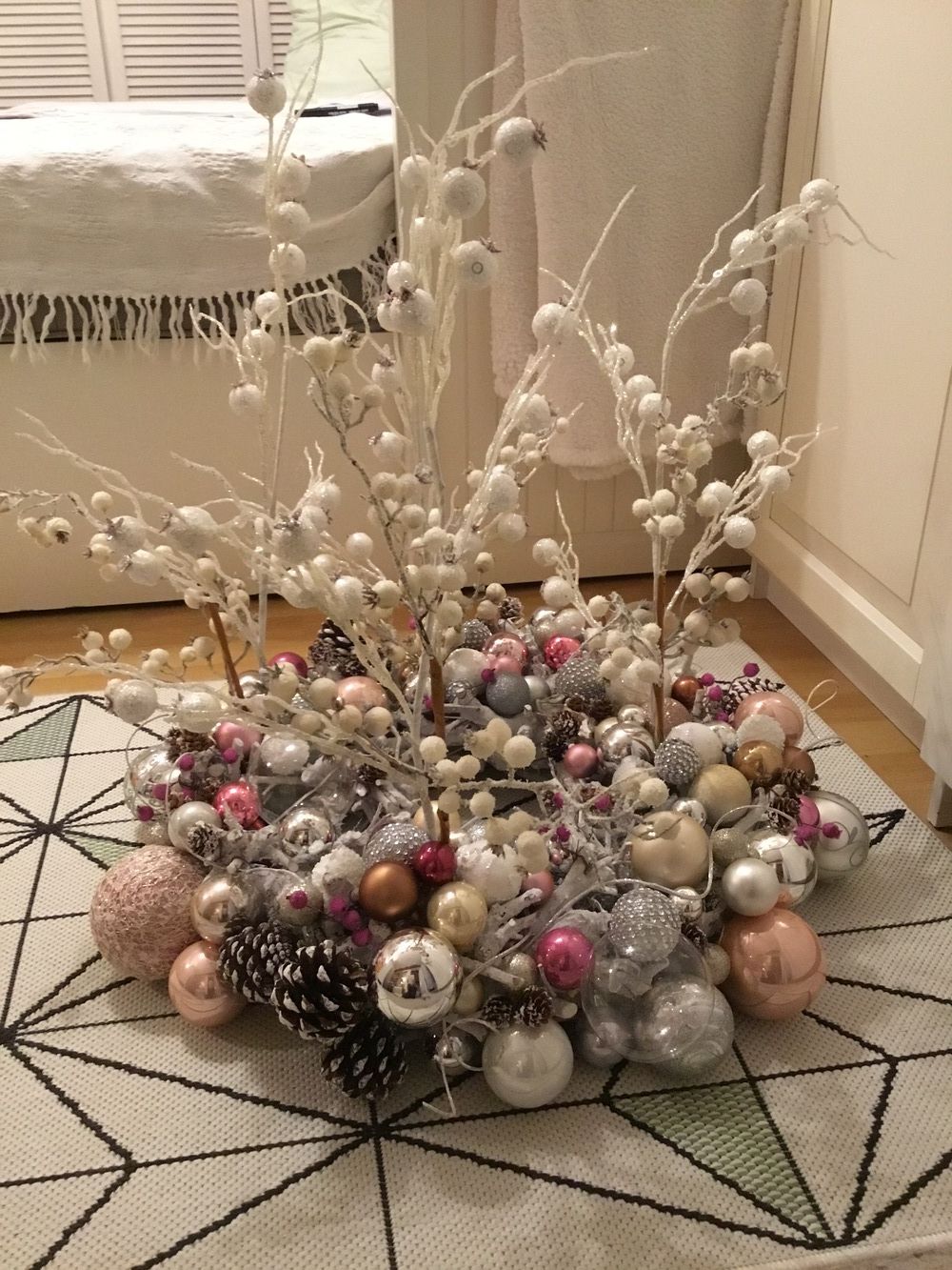 Aranżacja świąteczna ze sztucznych kwiatów